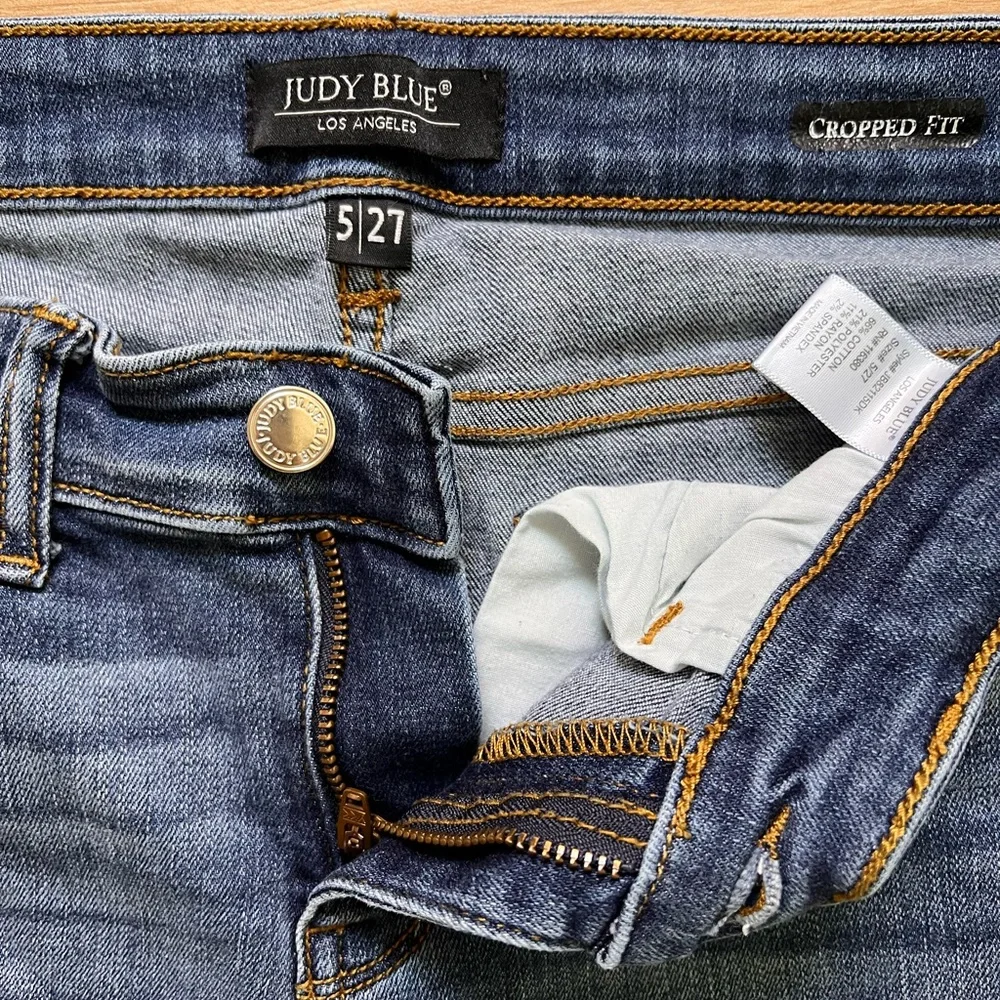 Judy Blue Mid-Rise Distressed Straight Cropped Jeans – Size 5/27 - Picture 3 of 8